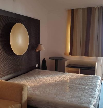 slika obnovljenega apartmaja .- postelja